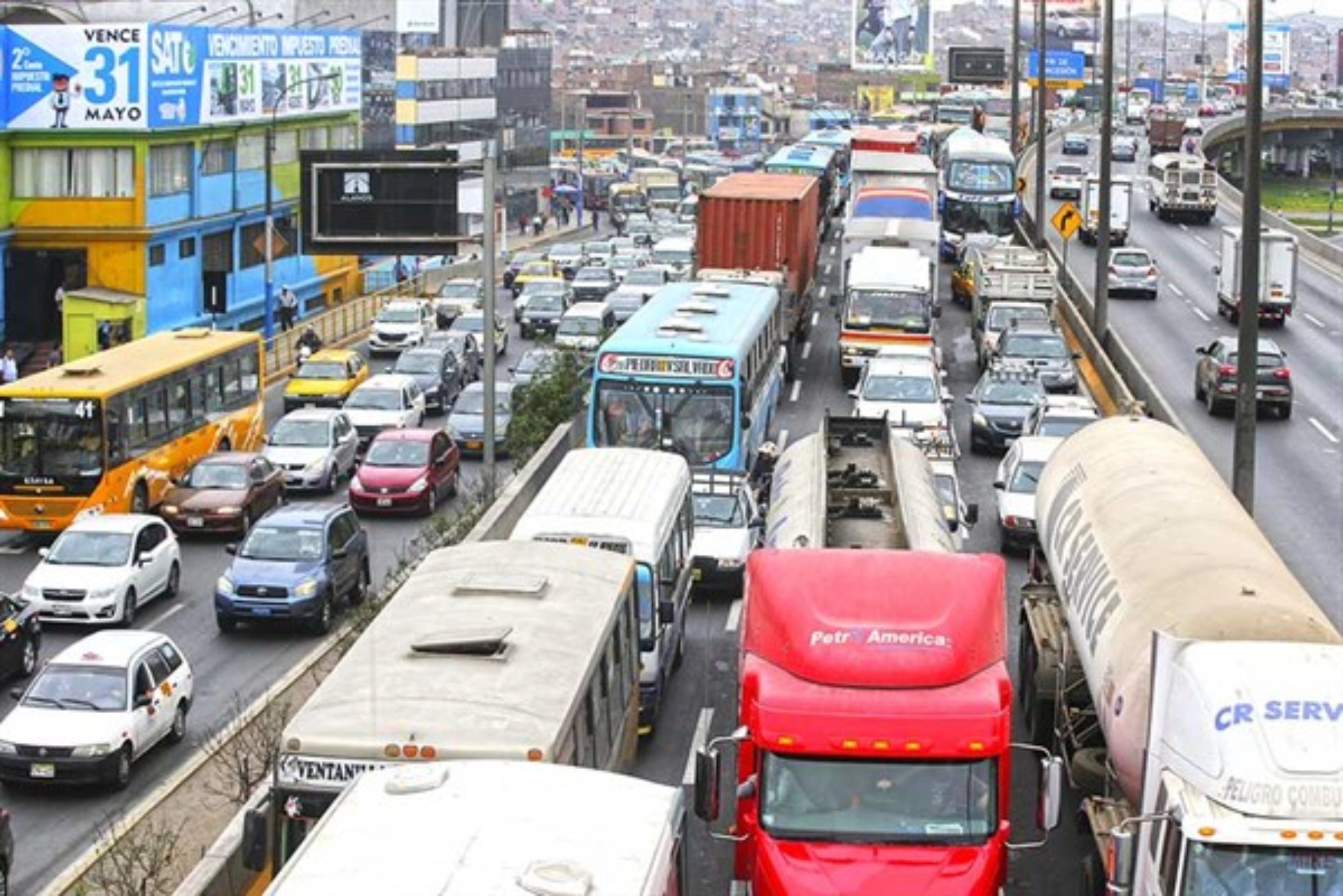 MetroLima al DÍA: Guías para el viajero urbano en Lima Buses del transporte terrestre en Lima circulando por avenida principal